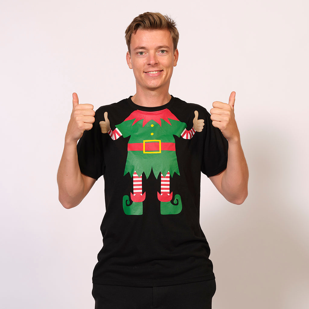 En smilende mand iført en alfe-T-shirt.